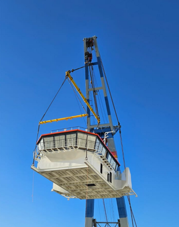 Heavy lifting, mooring & conversion